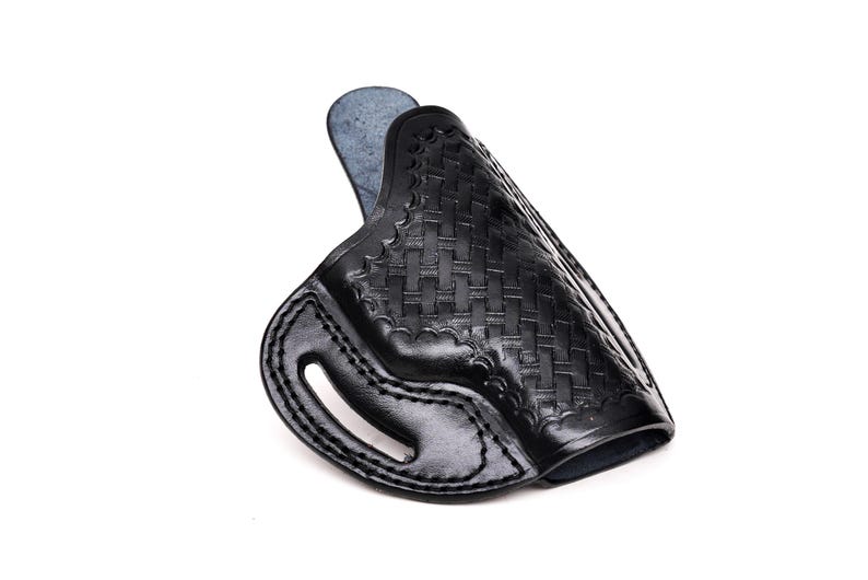 Op de afbeelding: Een zwart leren holster met een geweven patroon. Het holster heeft een riemlus en een trekkerbescherming.