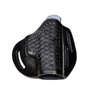 Op de afbeelding: Een zwart leren holster met een geweven patroon. Het holster heeft een riemlus en een trekkerbescherming.