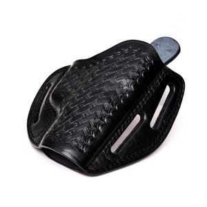 Op de afbeelding: Zwarte leren holster met een geweven patroon. De holster heeft een riemlus en een drukknopsluiting.