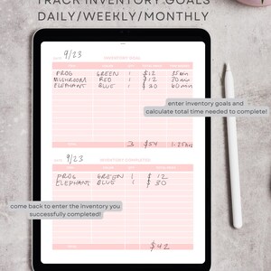 Op de afbeelding: Een digitale tablet met een voorraadvolgsjabloon met roze rijen en witte tekst. Het scherm toont secties voor voorraaddoelen en voltooide items, inclusief handgeschreven vermeldingen voor kikker, paddenstoel en olifant.