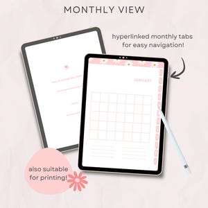 Op de afbeelding: Twee digitale tablets met een maandplanner-interface met een roze madeliefjesrand. Het scherm toont een januari-kalenderrooster, hyperlinked maandtabbladen en een titelpagina met de tekst THIS PLANNER BELONGS TO en YEAR. Een witte stylus is inbegrepen.