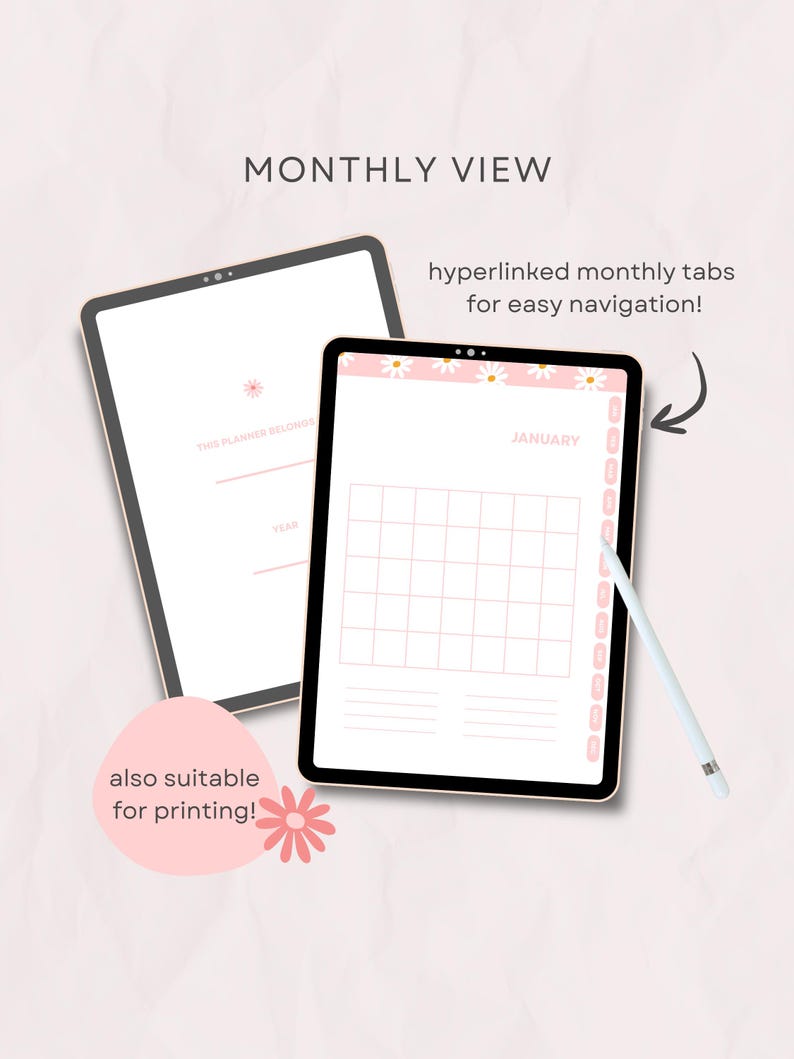 Op de afbeelding: Twee digitale tablets met een maandplanner-interface met een roze madeliefjesrand. Het scherm toont een januari-kalenderrooster, hyperlinked maandtabbladen en een titelpagina met de tekst THIS PLANNER BELONGS TO en YEAR. Een witte stylus is inbegrepen.