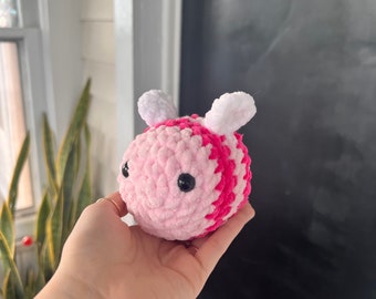 Crochet Valentine’s Day Bee Plushie