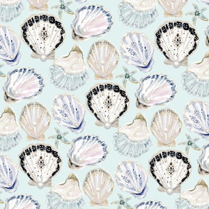 Op de afbeelding: Een herhalend patroon op een lichtblauwe achtergrond met diverse witte schelpen, waaronder sint-jakobsschelpen en oesters, sommige versierd met donkerblauwe en gouden filigraandetails, elk met een witte parel en kleine zeesterren.