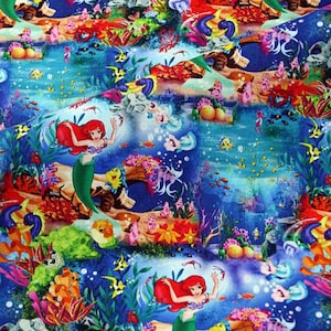 Peut inclure: Un tissu coloré avec un motif répétitif de sirènes, d'hippocampes et d'autres créatures marines. Le tissu est bleu, vert, rouge, orange et jaune. Les sirènes portent des queues vertes et ont de longs cheveux roux. Les hippocampes sont orange et jaunes. Le tissu est parfait pour faire des vêtements, des accessoires ou de la décoration intérieure.