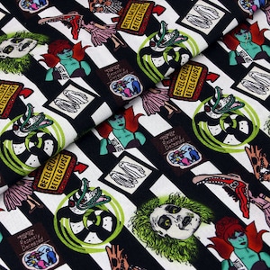 Può includere: Tessuto a righe bianche e nere con un motivo ripetuto di personaggi del film Beetlejuice. Il tessuto presenta immagini di Beetlejuice, Lydia Deetz e il bio-esorcista. Il tessuto include anche il testo "Beetlejuice Beetlejuice Beetlejuice" e "Harper &  Recently Deceased".
