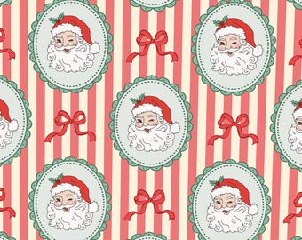 Puede incluir: Un patrón repetitivo que presenta una cara de Papá Noel guiñando un ojo dentro de un marco ovalado festoneado de color verde azulado, alternando con lazos rojos sobre un fondo de rayas verticales rojas y crema. Incluye un gorro rojo con acebo.