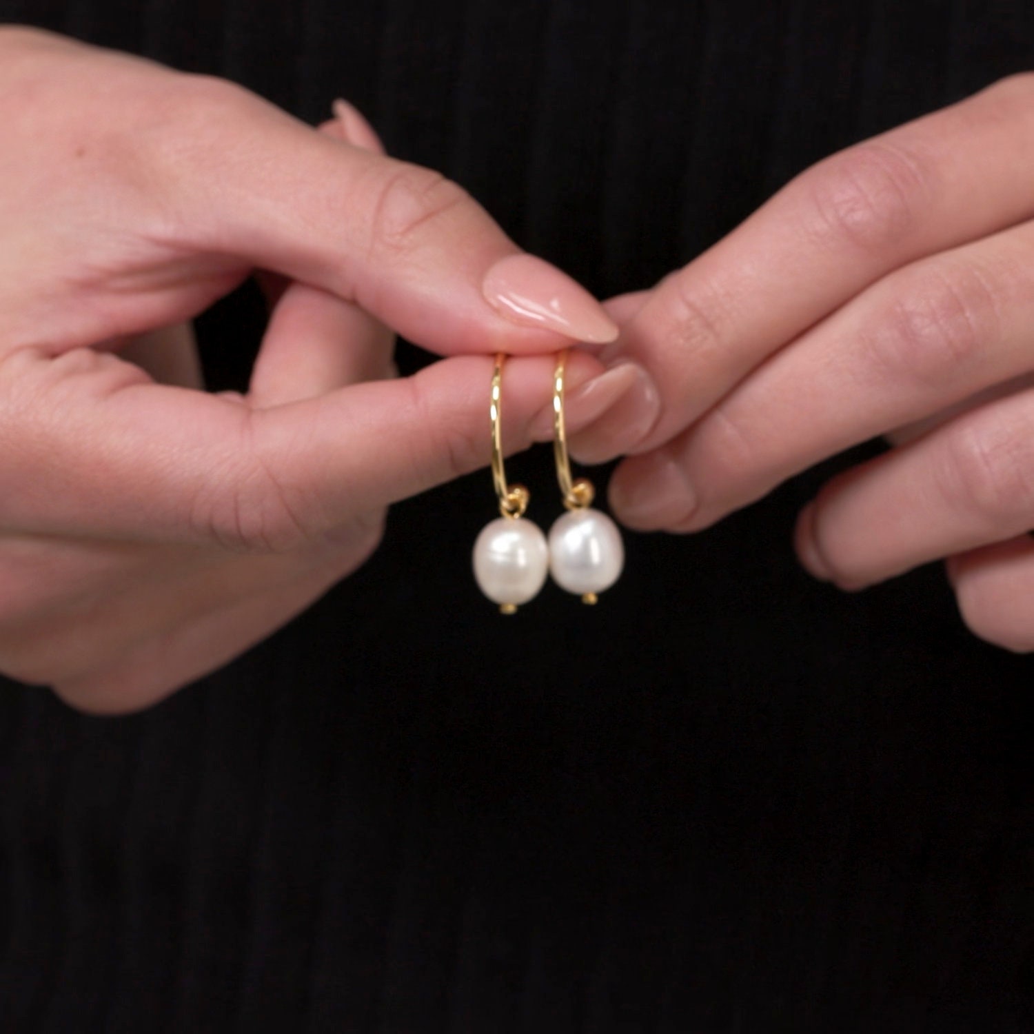 ピアス LAZY DAWN pearl drop hoop earring 8-8.5mm Pink Cultured Pearl Huggie Hoop Drop Earrings with
