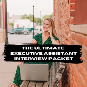 Peut inclure: Une femme vêtue d'une robe à fleurs verte est assise sur un banc à l'extérieur, parlant au téléphone et utilisant un ordinateur portable. Le texte "THE ULTIMATE EXECUTIVE ASSISTANT INTERVIEW PACKET" est affiché en noir sur fond blanc.