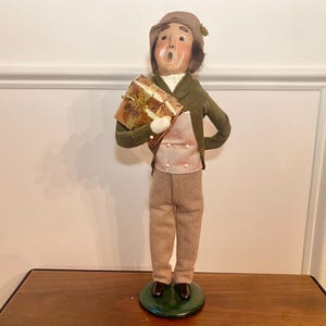 Byers&#39; Choice Male Caroler Man Holding Gift 1993, Numbered 64 /100