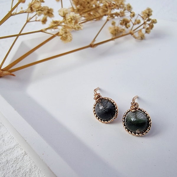 Pendientes de tachuelas de envoltura de alambre de cristal • Joyas hechas a mano • Regalos para ella • Cuarzo fantasma verde, Cuarzo rutilado dorado, Labradorita