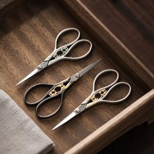 Floral Embroidery Thread Scissors For Crafting | Vintage Ripple Handle Decorative Sewing Scissors | Floral Vintage Style Tailor’s Scissors