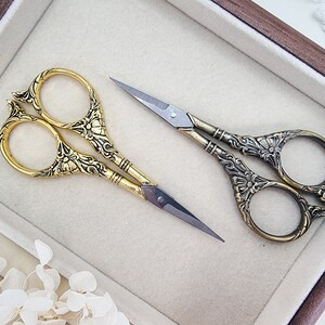 Floral Embroidery Thread Scissors for Crafting | Vintage Ripple Handle ...
