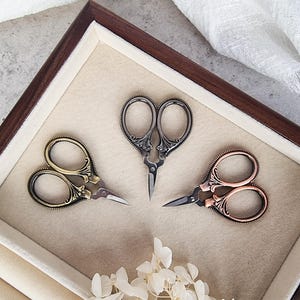Floral Embroidery Thread Scissors For Crafting | Vintage Ripple Handle Decorative Sewing Scissors | Mini Vintage Style Tailor’s Scissors