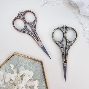 Floral Embroidery Thread Scissors For Crafting | Vintage Ripple Handle Decorative Sewing Scissors | Floral Vintage Style Tailor’s Scissors
