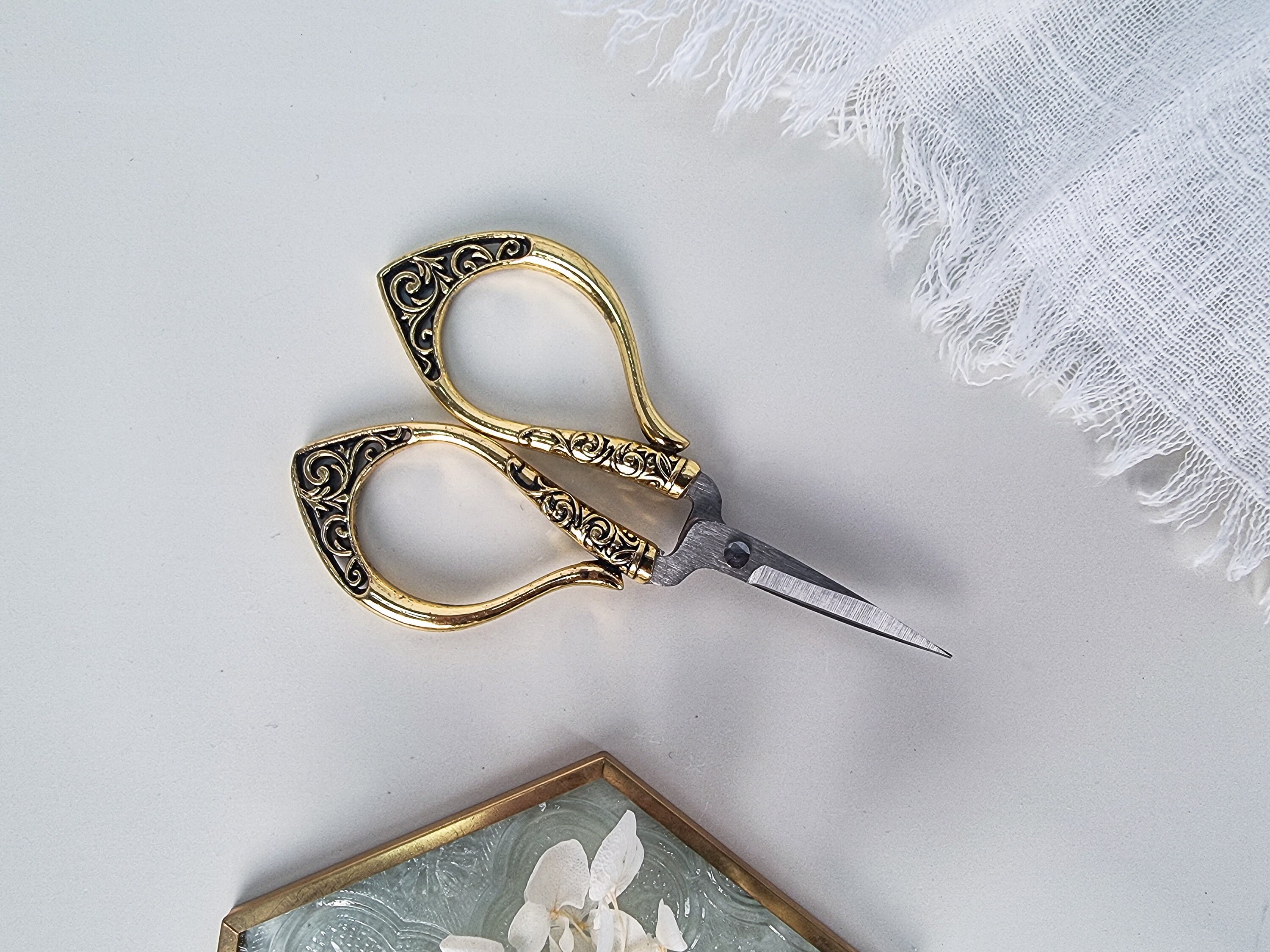 Floral Embroidery Thread Scissors for Crafting | Vintage Ripple Handle ...