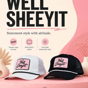 Puede incluir: Dos gorras tipo trucker, una blanca y otra negra, cada una con un parche rectangular rosa con el texto negro Well Sheeyit. Ambas gorras incluyen un detalle de cuerda sobre la visera y un panel trasero de malla para mayor ventilación.