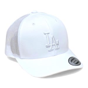VIT-på-VIT LA Broderad 6-Panel Truckerkeps, Yupoong Snapback