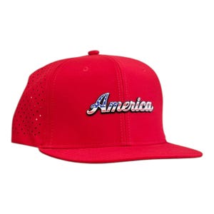 Cappellino snapback Red America Performance, toppa in similpelle stampata UV, visiera piatta, parte posteriore perforata.