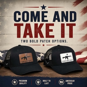 Peut inclure: Deux casquettes de baseball noires à dos en maille avec des écussons rectangulaires. Un écusson est en cuir marron avec un fusil noir et le texte COME AND TAKE IT. L'autre est blanc avec un fusil noir et le texte COME AND TAKE IT.