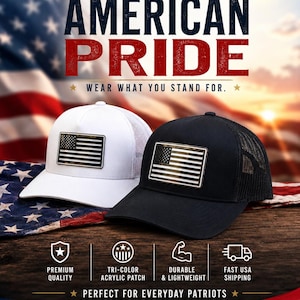 Op de afbeelding: Twee baseballpetten, één wit en één zwart, elk voorzien van een rechthoekige patch met een gestileerd Amerikaans vlagontwerp. De petten hebben mesh achterpanelen en stevige voorpanelen. De tekst BUILT FOR FREEDOM AMERICAN PRIDE is zichtbaar.