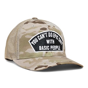 Peut inclure: Casquette de baseball camouflage avec un dos en filet et une visière incurvée. La casquette porte un écusson avec le texte "YOU CAN'T DO EPIC SHIT WITH BASIC PEOPLE" en lettres blanches sur fond noir.