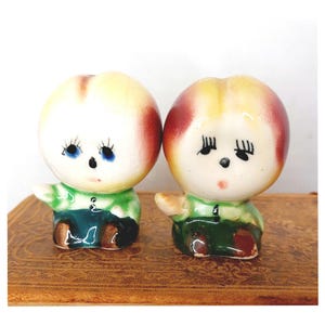 Vintage 1950&#39;s Anthropomorphic Ceramic Peach Head Salt & Pepper Shakers Made In Japan