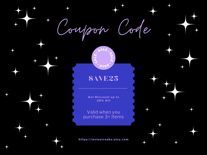 Op de afbeelding: Zwarte achtergrond met witte sterren en de tekst "Coupon Code" in een cursief lettertype. Een blauwe coupon met de tekst "SAVE25" en "Krijg tot 20% korting". De tekst "Geldig bij aankoop van 3+ items" is ook opgenomen.