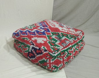 Vintage marokkanischen Woll-Pouf, Cozy Chic Boujaad-Pouf, handgewebter Woll-Pouf, Boho-Pouf, marokkanisches Bodenkissen, rote Kilim-Kissen im Freien