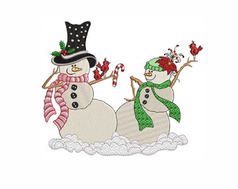 Puede incluir: Un diseño de bordado que muestra dos muñecos de nieve sobre la nieve. El muñeco de la izquierda lleva un sombrero de copa negro con lunares y acebo, y una bufanda de rayas rosas. El de la derecha lleva un gorro verde con una flor de pascua y una bufanda verde.