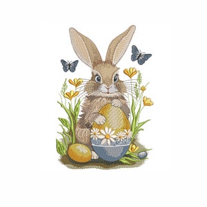 Puede incluir: Un conejo marrón sosteniendo un huevo de Pascua amarillo y azul con margaritas blancas. El conejo está rodeado de hierba verde y flores amarillas. Dos mariposas azules vuelan sobre el conejo.