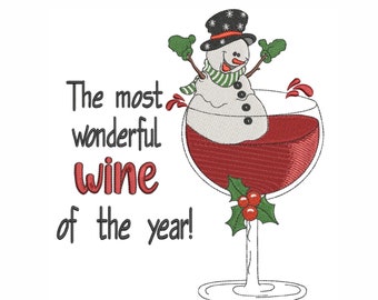 Puede incluir: Un muñeco de nieve con una bufanda verde y un sombrero blanco y negro está sumergido en una copa de vino tinto. El texto "The most wonderful wine of the year!" está escrito en negro sobre un fondo blanco.