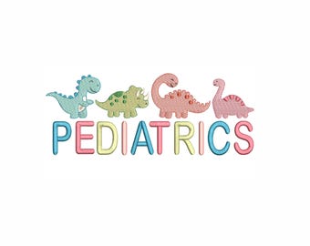 Puede incluir: Un diseño bordado con cuatro dinosaurios de dibujos animados coloridos sobre la palabra "PEDIATRICS" en colores pastel. Los dinosaurios son azul claro, verde, rosa y rosa, cada uno con características únicas.