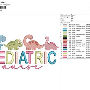 Puede incluir: Un dise&ntilde;o de bordado con dinosaurios coloridos sobre las palabras "PEDIATRIC NURSE". El dise&ntilde;o incluye un dinosaurio azul, un dinosaurio verde, un dinosaurio rosa y un dinosaurio rosa claro. El texto est&aacute; en varios colores, incluyendo rosa, azul y amarillo.