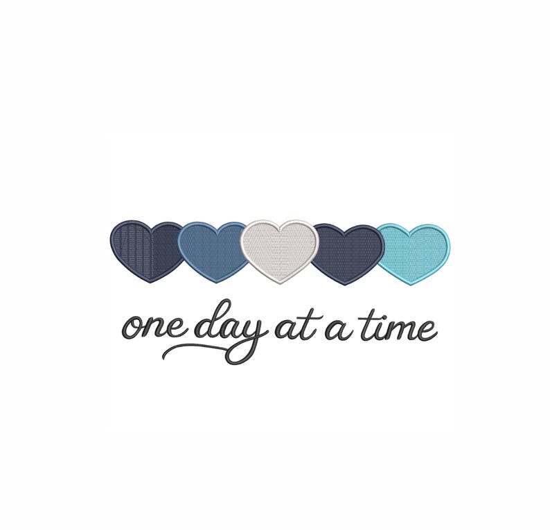 K&ouml;nnte beinhalten: Gesticktes Design mit f&uuml;nf Herzen in Blau- und Wei&szlig;t&ouml;nen, horizontal angeordnet. Der Schriftzug "one day at a time" steht in Kursivschrift darunter, alles auf wei&szlig;em Hintergrund.
