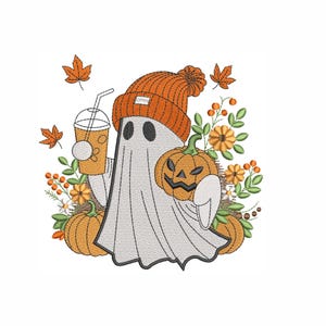 Peut inclure: Un fantôme blanc portant un bonnet en tricot orange et tenant une citrouille et une tasse de café. Le fantôme est entouré de feuillage d'automne, y compris des feuilles orange, des baies brunes et des fleurs jaunes.