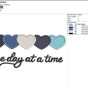 K&ouml;nnte beinhalten: Ein Stickdesign mit f&uuml;nf Herzen in Blau- und Wei&szlig;t&ouml;nen, &uuml;ber dem Satz "one day at a time" in Schreibschrift. Das Design ist 9,22 cm breit und 3,96 cm hoch. Der Text "one day at a time" ist enthalten.
