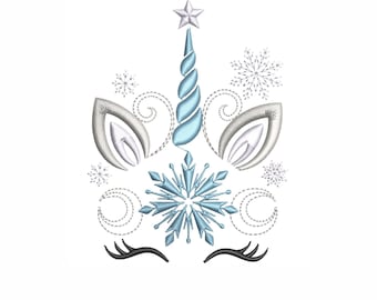 Op de afbeelding: Geborduurd ontwerp van een eenhoorngezicht met een lichtblauwe hoorn en sneeuwvlokdetails. De oren zijn zilverkleurig en de wimpers zwart. Een zilveren ster staat bovenop de hoorn. Op een witte achtergrond.