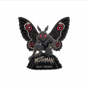 Puede incluir: Un parche bordado que muestra una criatura Mothman de color gris oscuro con alas grandes, ojos rojos y garras afiladas, posada sobre una roca. La roca muestra el texto MOTHMAN y WEST VIRGINIA en una fuente clara de estilo desgastado sobre fondo negro.