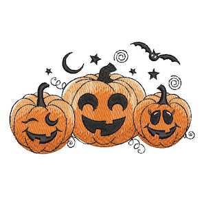 Op de afbeelding: Drie oranje jack-o'-lantern pompoenen met zwarte ogen, neuzen en monden. De pompoenen lachen en hebben een fantasierijk ontwerp met sterren, een halve maan en vleermuizen.