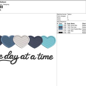 K&ouml;nnte beinhalten: Ein Stickdesign mit f&uuml;nf Herzen in Blau- und Wei&szlig;t&ouml;nen und dem Schriftzug "one day at a time". Das Design ist 6,15 cm hoch und 14,3 cm breit. Es enth&auml;lt Azure Sea, Pea Coat, Dark Federal Blue und Mist.