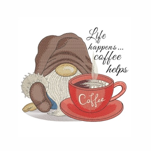 Puede incluir: Diseño bordado de un gnomo sosteniendo una taza de café roja con el texto "Coffee" en ella. El gnomo lleva un sombrero marrón y una barba blanca. El texto "Life happens... coffee helps" también está incluido en el diseño.