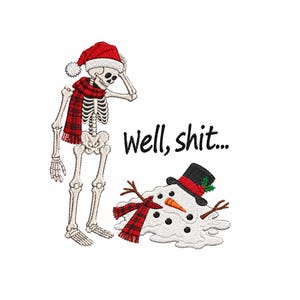Puede incluir: Un diseño de bordado que muestra un esqueleto con un gorro de Papá Noel rojo y una bufanda de cuadros rojos y negros, junto a un muñeco de nieve derretido con un sombrero de copa negro y una bufanda a juego. El texto "Well, shit..." está en negro.