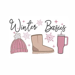 Könnte beinhalten: Winter Basics Text mit einer rosa Strickmütze, braunen Winterstiefeln und einem rosa Becher mit Strohhalm.
