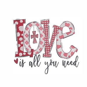 Peut inclure: Lettres en patchwork rouge, blanc et rose épellant "LOVE" avec une petite croix suspendue au "O". Le texte "is all you need" est écrit sous les lettres.