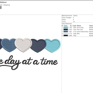 K&ouml;nnte beinhalten: Ein Stickdesign mit f&uuml;nf Herzen in Blau- und Wei&szlig;t&ouml;nen und dem Schriftzug "one day at a time". Das Design ist 14,3 cm breit und 6,1 cm hoch. Geeignet f&uuml;r Stickprojekte.