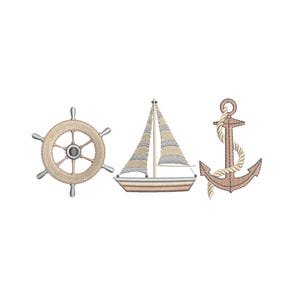 Puede incluir: Tres diseños de bordado de temática náutica: un timón, un velero y un ancla con cuerda. El timón y el ancla son de color beige y marrón, mientras que el velero tiene velas a rayas beige y blancas. Todos los diseños están sobre un fondo blanco.