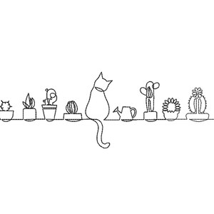 Op de afbeelding: Een zwarte kat zit op een plank met een gieter en potplanten, waaronder cactussen en vetplanten.