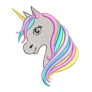 Puede incluir: Diseño bordado de una cabeza de unicornio con un cuerno amarillo y una melena arcoíris. El unicornio tiene una cara gris claro con ojos negros y una nariz rosa.