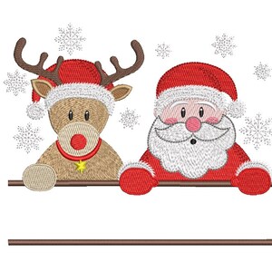 Könnte beinhalten: Ein roter und weißer Weihnachtsmann und ein Rentier mit roter Mütze schauen über ein braunes Holzschild.  Schneeflocken sind um sie herum verstreut.